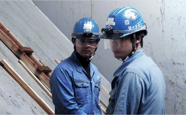 ヘルメットをかぶった佐々木木工の作業員